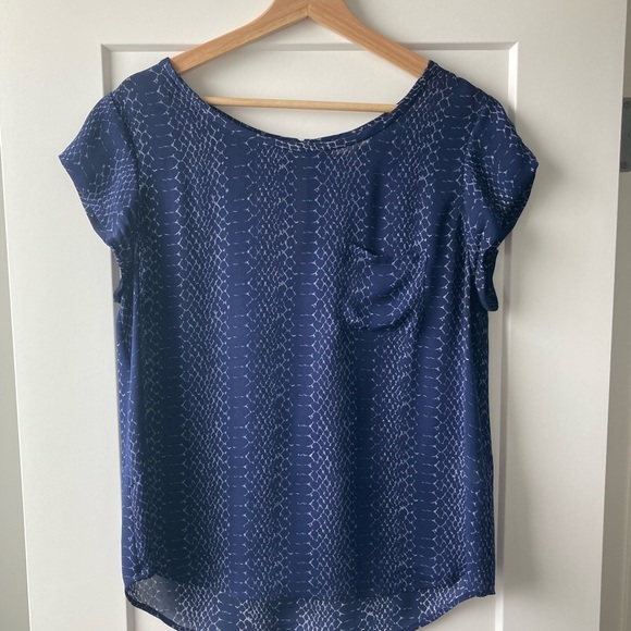 Joie short sleeve blue silk blouse with pocket detail Womenβs Large - Picture 3 of 8